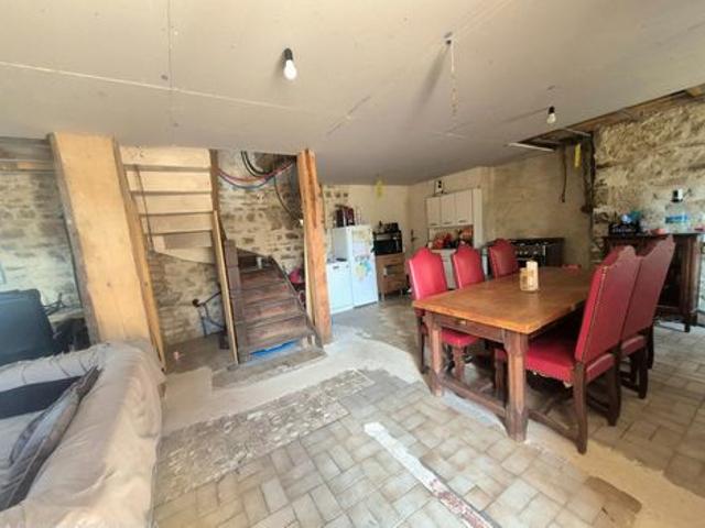 Maison en pierre avec dépendances 3 850 m² terrain