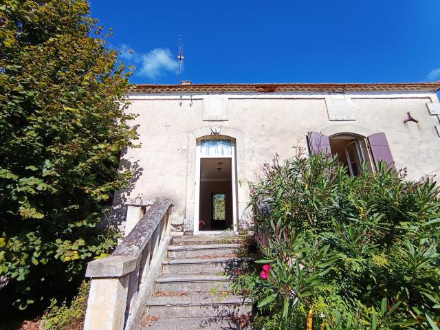 Maison en pierre avec dépendances 114m² Saint Vite