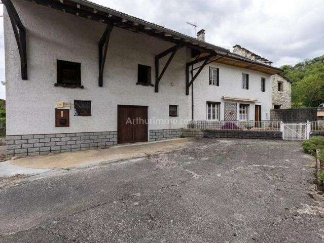 Maison en pierre avec dépendances
