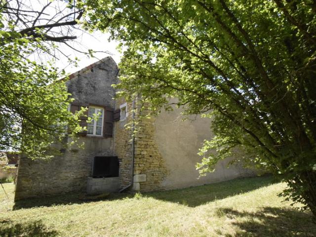 MAISON EN PIERRE AVEC DEPENDANCES