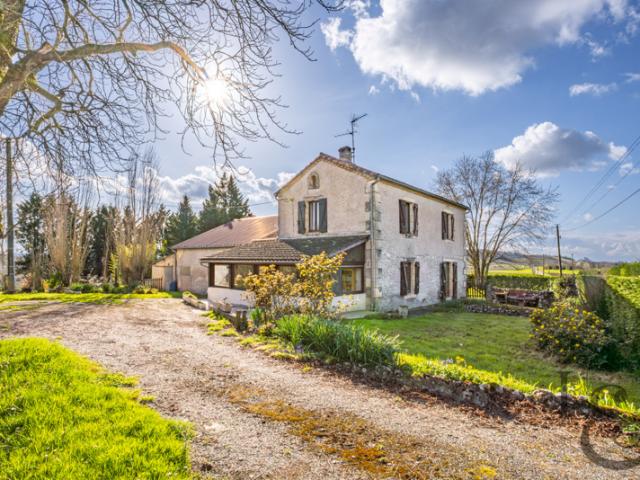 Maison en pierre avec dépendances à Monclar