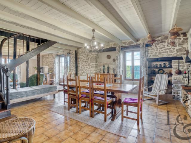 Maison en pierre avec dépendances à Monclar