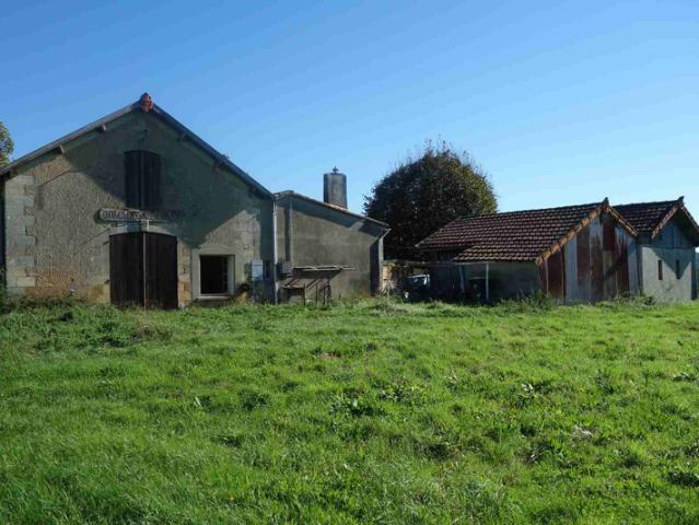 Maison en pierre avec dépendances à rénover sur un terrain d