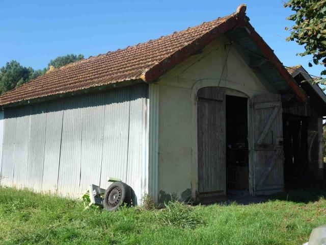 Maison en pierre avec dépendances à rénover sur un terrain d. 86m² Saint Ciers de Canesse