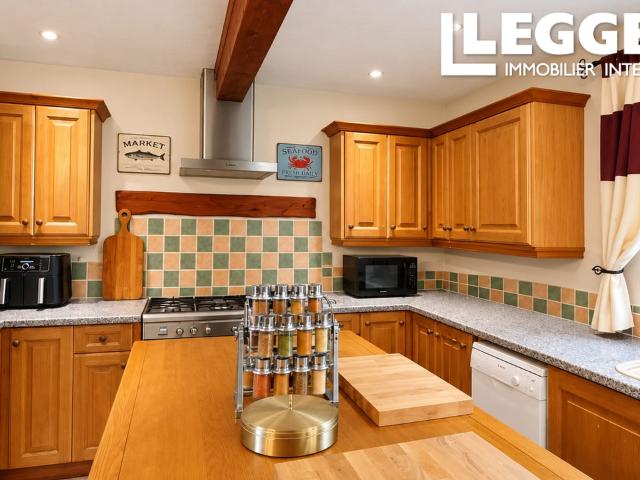 SOUS OFFRE*Maison en pierre avec dépendances, grand terrain et garage à 5 min de Vire Normandie