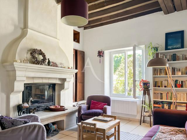 MAISON EN PIERRE AVEC JARDIN ET STATIONNEMENT PROCHE DE LA GARE