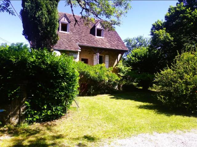 Maison en pierre avec jardin