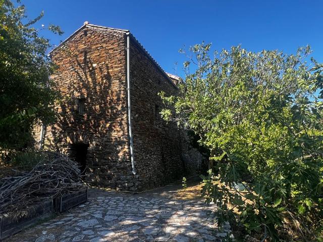 Maison en Pierres avec magnifique vue sur les cévennes
