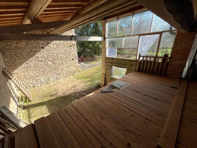 Maison en pierre avec nombreuses dépendances