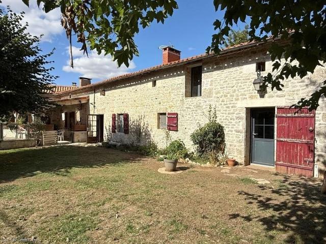 Maison en Pierre Avec Sa Piscine Chauffée et Dépendances Sur 149m² Les alleuds