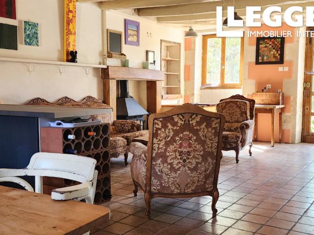 Maison en pierre avec seconde maison à rénover, granges et terrain de 6 382 m² près de Bussière Poitevine