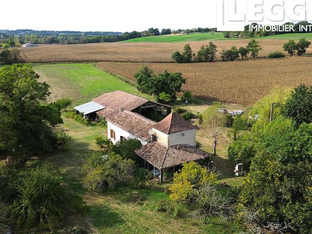 Maison en pierre avec pigeonnier et dépendances sur terrain d'environ 2,9 ha