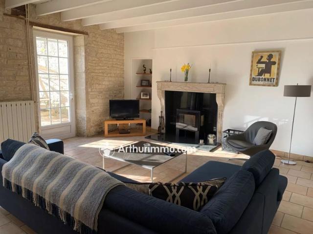 Charmante maison avec piscine à Saint Mandé sur Brédoire