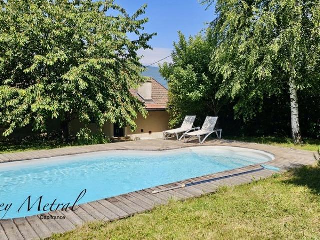 Maison en pierre avec piscine + terrain à vendre à SERRIERES EN CHAUTAGNE 73, 50 min de Genève et d'Annecy, 35 min d'Aix les Bains et 10 min du lac du Bourget