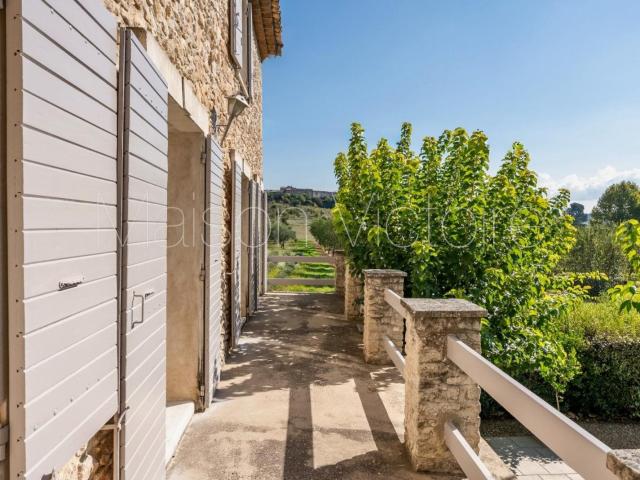 Maison en pierre avec piscine à Villars, village pittoresque. 283m² Villars