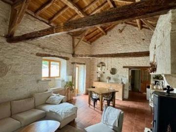 Maison en pierre avec piscine couverte chauffée
