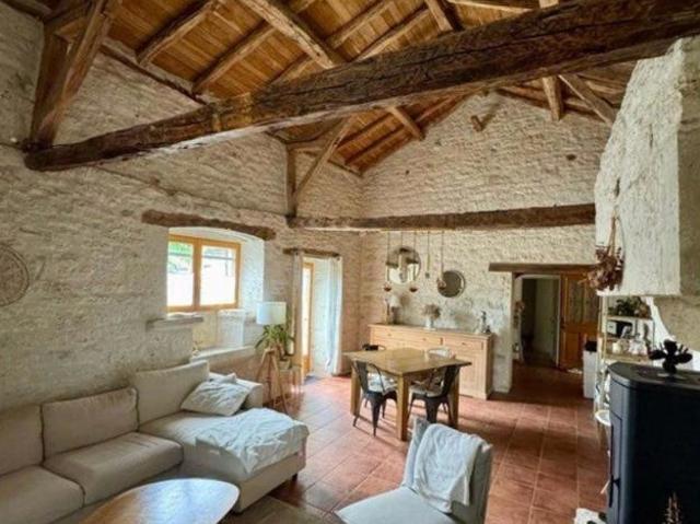 Maison en pierre avec piscine couverte chauffée