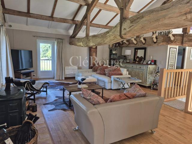 Maison en pierre avec piscine et vue sur les vignobles dans. 205m² Saussignac