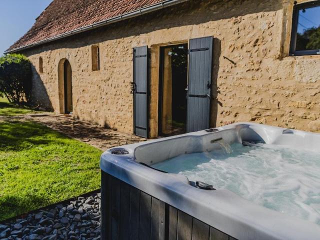 Maison en pierre avec piscine et jacuzzi 122m² 122m² Saint Chamassy