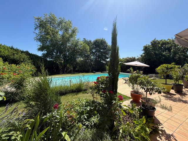Maison en pierre avec piscine et jardin paysagé