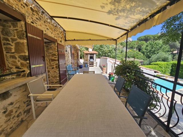 Maison en pierre avec piscine et parking 88m² Vailhan