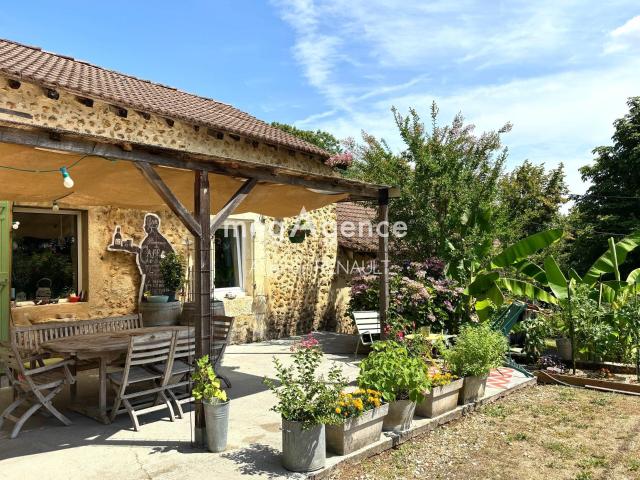 Maison en pierre avec piscine, gîte et dépendances 203 m2 203m² Salon