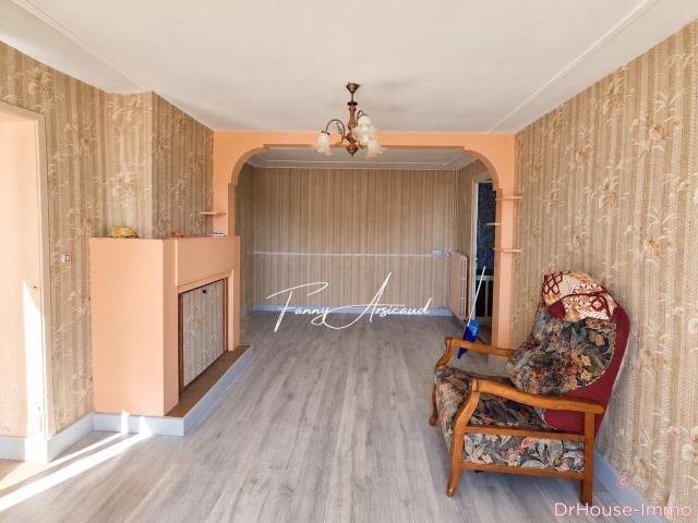Maison en pierre avec terrain constructible de 1 292 m² Centre de Vix
