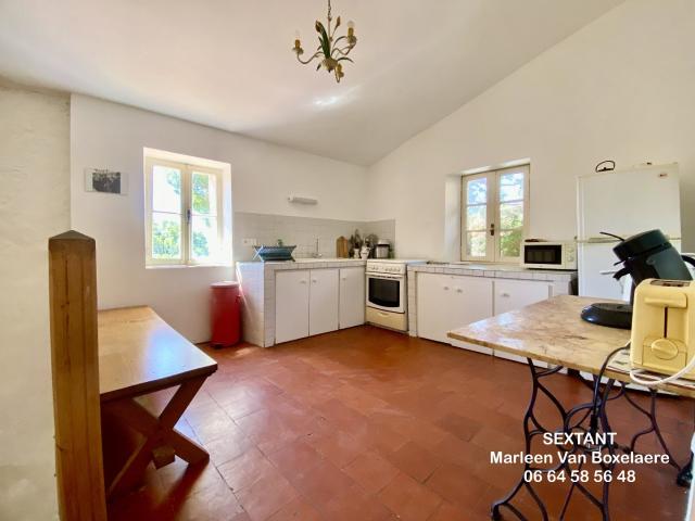 Maison en pierre avec terrasse, jardin, garage et remise