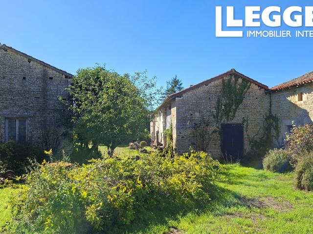 Maison en pierre avec une deuxième maison à rénover, des granges, un jardin et un terrain boisé non attenant