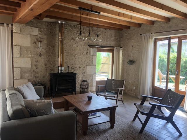 Maison en pierre avec une piscine