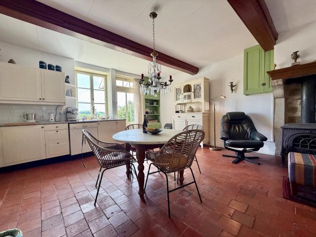 Maison en pierre avec vue magnifique à vendre près d'Onlay