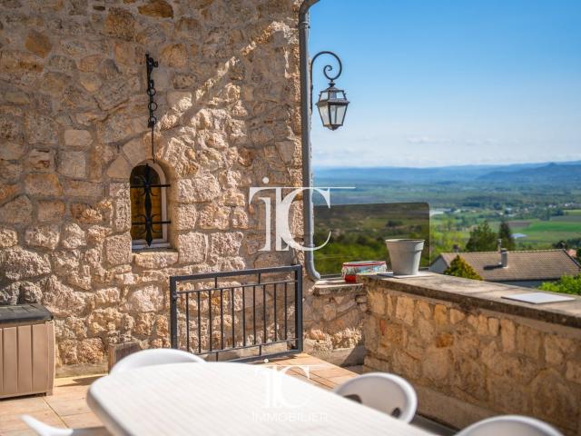 Maison en pierre avec vue exceptionnelle 124m² Banne