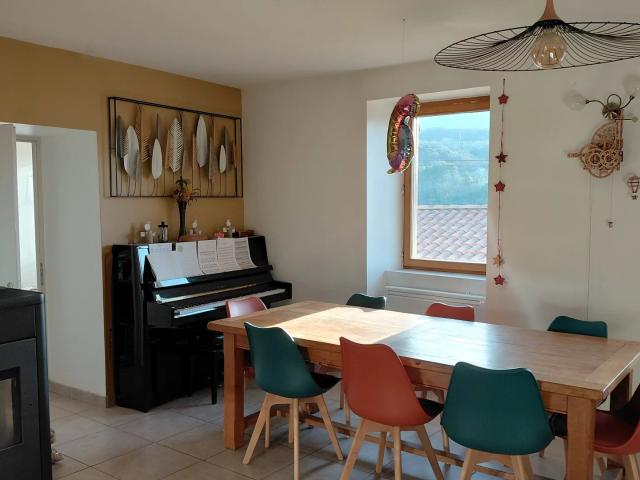 Maison en pierre avec vue panoramique