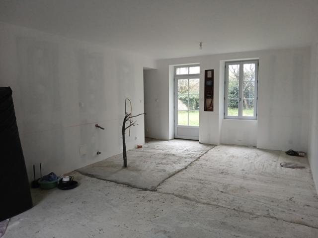 Maison en pierre à finir de rénover avec grange