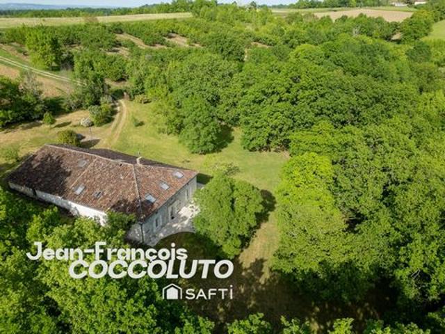 Maison en pierre à la campagne