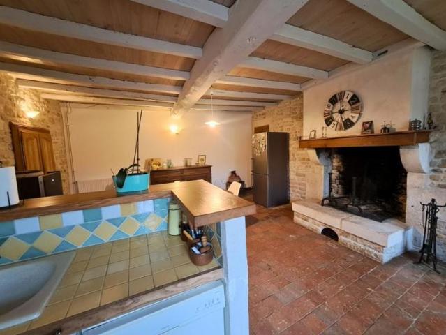 Maison en pierre à rafraichir 2 chambres jardin