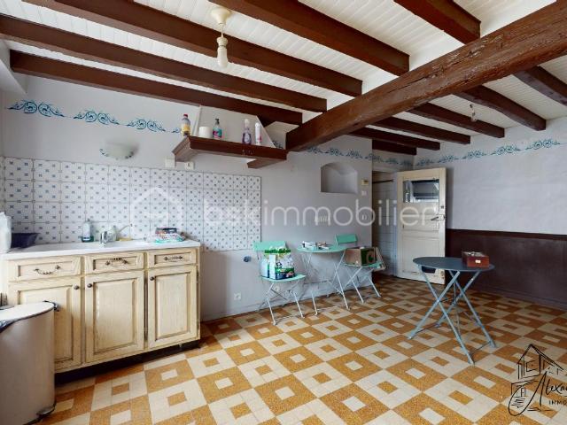 Maison en pierre à rénover – 141 m² – Dépendances – Terrain clos 645 m²