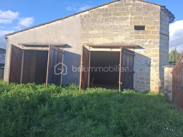 Maison en pierre à rénover – 190 m² – Terrain 594 m² – Centre de Saint Magne de Castillon