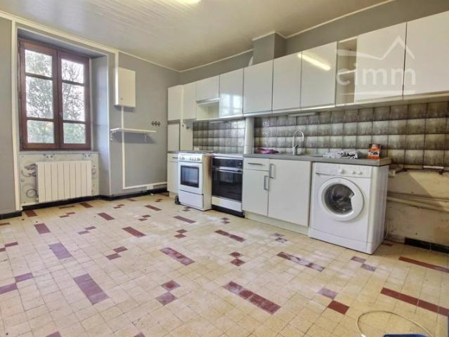 Maison en pierre à rénover au cœur de Lupé