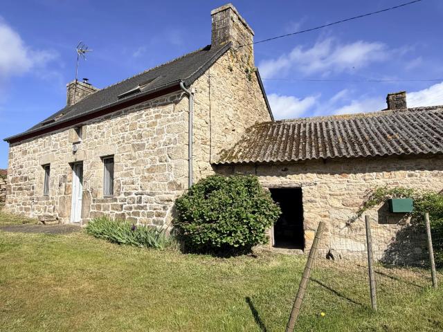 Maison en pierre à rénover avec dépendance et terrain Saint Conn