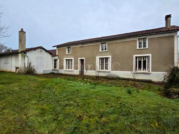 Maison en pierre à rénover avec dépendances et grand terrain 100m² Sauzé Vaussais