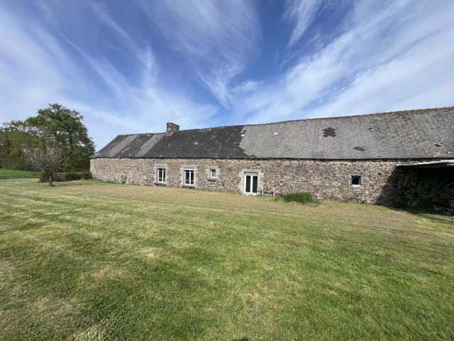 Maison en pierre à rénover avec dépendances et terrain Proche de la retenue de l’Arguenon