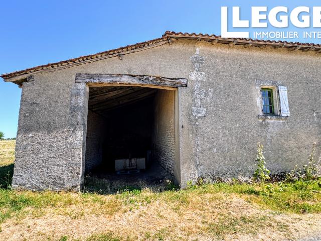 Maison en pierre à rénover avec dépendances, terrain et vue, proche de Chalais et Aubeterre sur Dronne