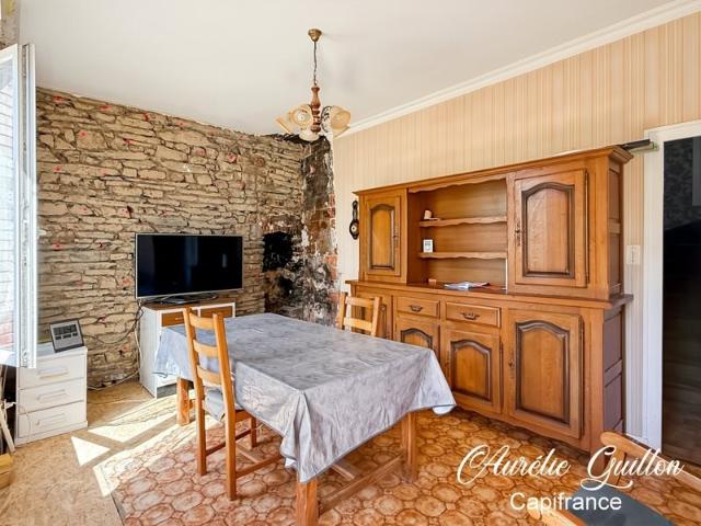 Maison en pierre à rénover avec grand terrain de 1 356 m² –. 88m² Loyat