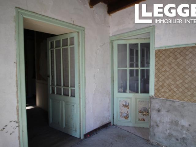 Maison en pierre à rénover avec grandes granges, jardin attenant et parcelle de terrain séparée