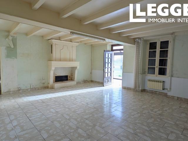 OFFRE ACCEPTEE Maison en pierre à rénover avec grandes dépendances et terrain de 5,700m². A 10mn de Jonzac