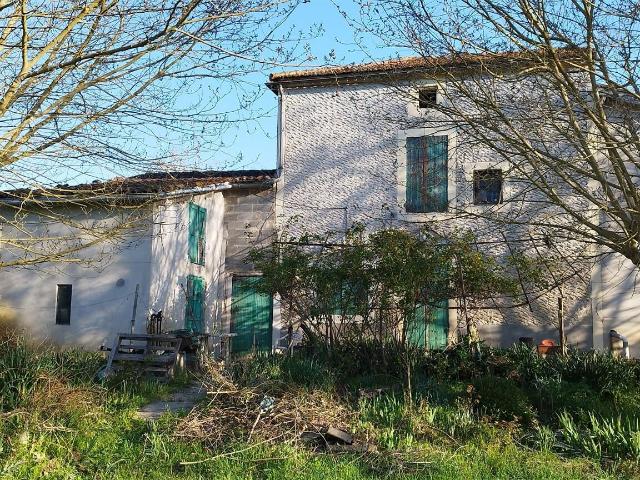 MAISON EN PIERRE A RENOVER AVEC JARDIN