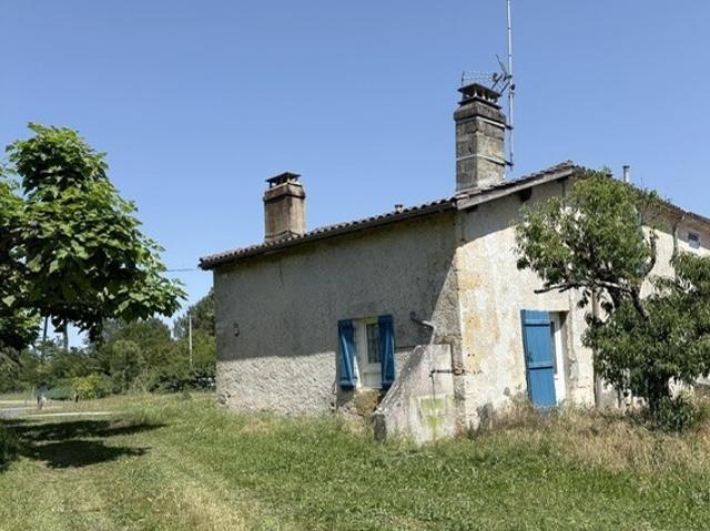 MAISON EN PIERRE A RENOVER AVEC TRES GRAND TERRAIN