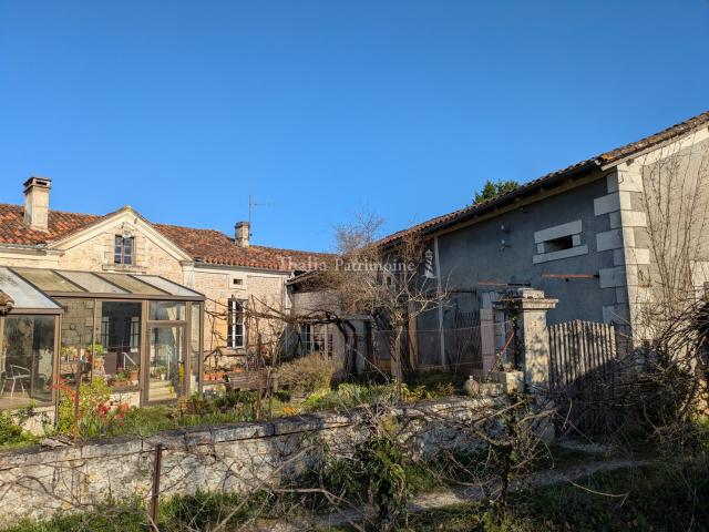Maison en pierre à rénover avec 6 000 m2 de terrain, Paussac. 131m² Paussac et Saint Vivien