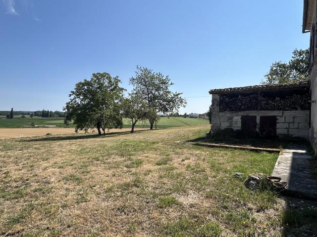 Maison en pierre à rénover dans un cadre magnifique sur terrain de 3400m2